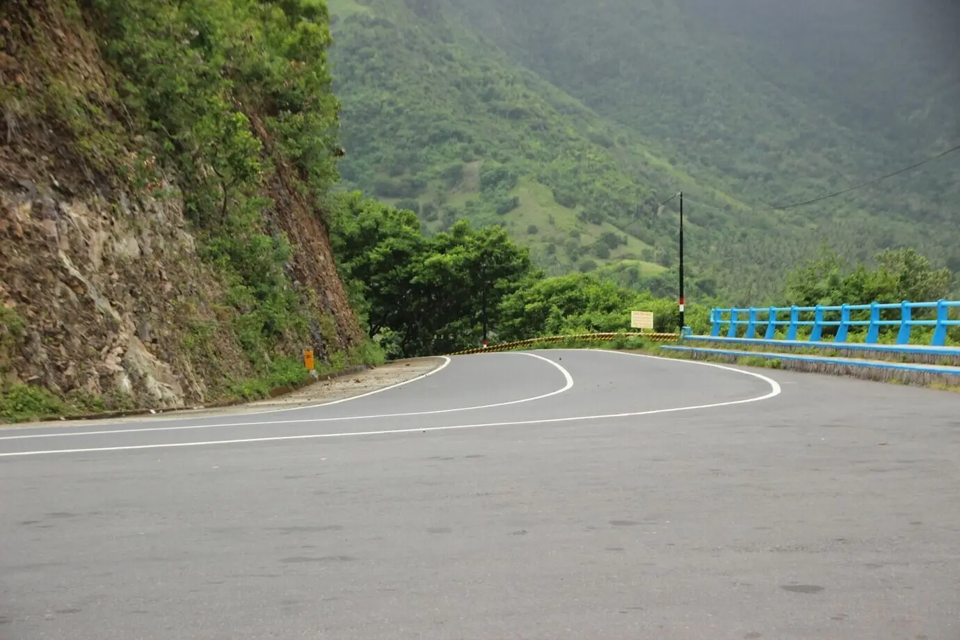 Bitte sende mir den ursprünglichen Beschreibungstext, den ich auf Deutsch umformulieren soll.